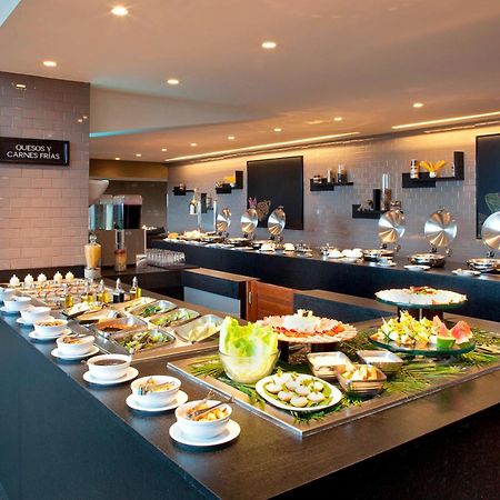 Marriott Tuxtla Gutierrez Hotel Tuxtla Gutiérrez Exterior foto A buffet at a hotel
